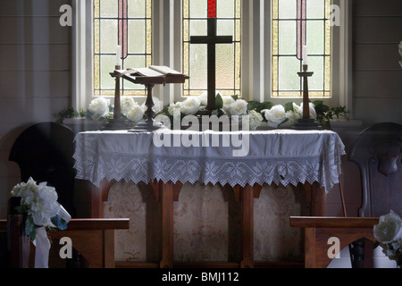 Altar in eine klassische alte altmodische Hochzeitskapelle, Auckland, Neuseeland Stockfoto