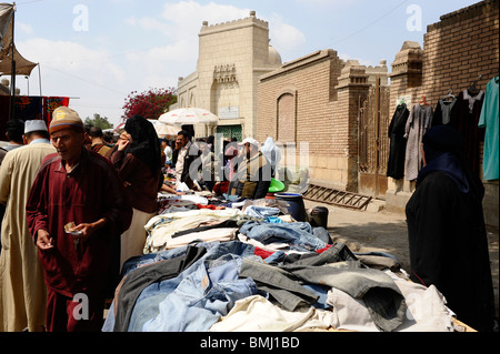 Morgen-Käufer und Händler am Souk Goma (Freitagsmarkt), Straße Markt, südliche Friedhöfe, Khalifa Bezirk, Kairo, Ägypten Stockfoto