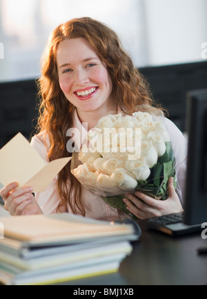 Frau Holding Blumenstrauß Stockfoto