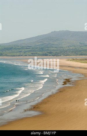 Harlech Beach, River Dwyryd Mündung in der Ferne und Snowdonia Nationalpark. Gwynedd North Wales, Juli 2013 Vereinigtes Königreich 2010er Jahre HOMER SYKES Stockfoto
