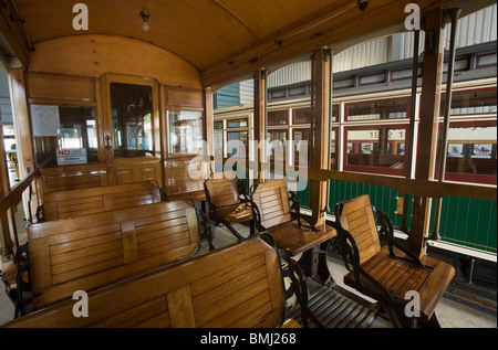 Klassische Straßenbahn innen- und hölzernen Holzbänke (Straßenbahn), Auckland, Neuseeland Stockfoto