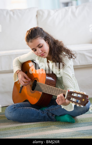 Junges Mädchen Gitarre spielen Stockfoto