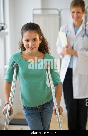 Patienten, die zu Fuß auf Krücken Stockfoto