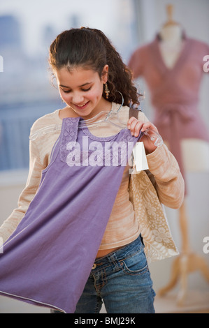 Junges Mädchen shopping für Kleidung Stockfoto