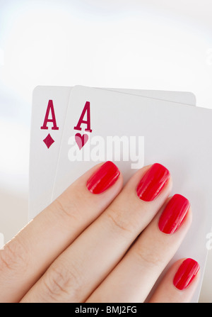 Hand hält ein paar Asse Stockfoto
