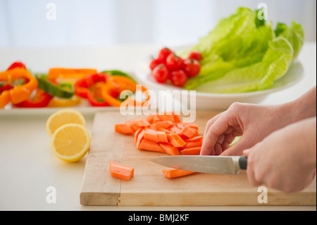 Schneiden von Gemüse Stockfoto