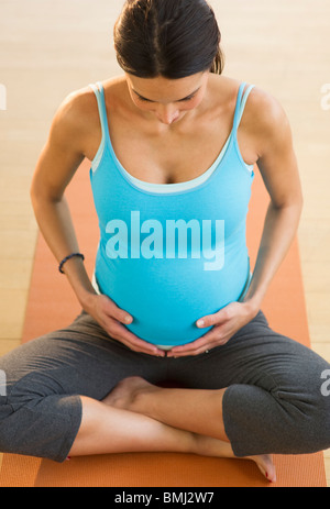 Schwangere Frau beim yoga Stockfoto