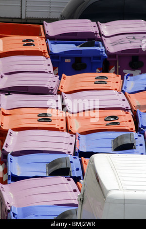 viele recycling-Behälter im Industriegebiet Stockfoto