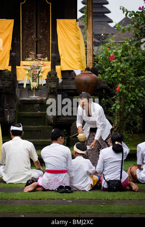 Hinduistischen Anbeter kommen an der Muttertempel Pura Besakih, am hohen Heiligen Galungan in Bali, Indonesien zu beten. Stockfoto