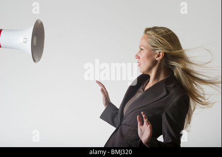 Megaphon neben Geschäftsfrau Stockfoto