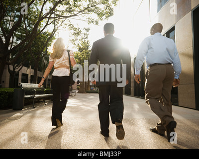 Mitarbeiterinnen und Mitarbeiter gehen im freien Stockfoto