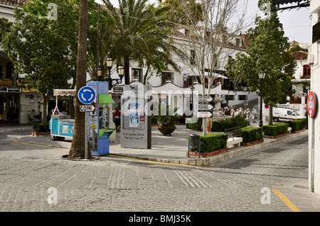 Speichert, Restaurants und Geschäften rund um die friedliche Plaza De La Constitución in die weiß gewaschene Dorf Mijas Pueblo Stockfoto