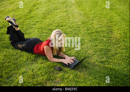 Frau arbeitet am Laptop im freien Stockfoto