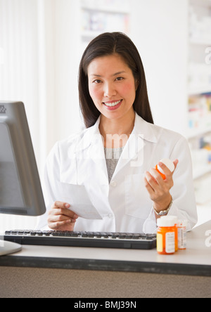 Apotheker, die mit verschreibungspflichtigen Medikamenten Stockfoto
