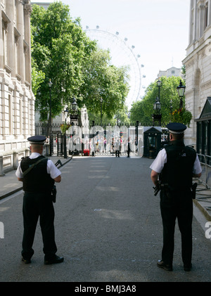 Bewaffnete Polizisten auf der Hut in der Downing Street Stockfoto