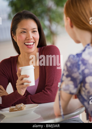 Freunden in einem café Stockfoto