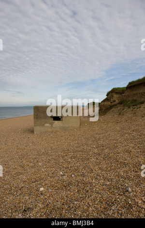 Maschinengewehr Typ 22 "Pillbox" auf Chesil Beach, Dorset, Großbritannien Stockfoto