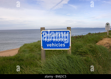 Straßenschild ungeeignet für Kraftfahrzeuge bei Chesil Beach in Dorset, Großbritannien Stockfoto