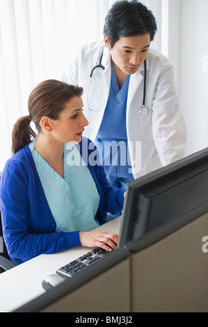 Arzt und Krankenschwester Blick auf computer Stockfoto