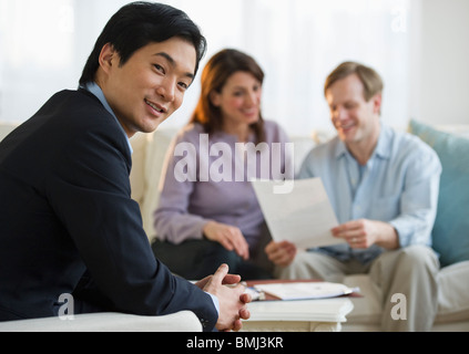 Finanzplaner und paar im Hause Beratung Stockfoto