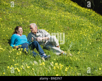 Paar in Wiese entspannen Stockfoto