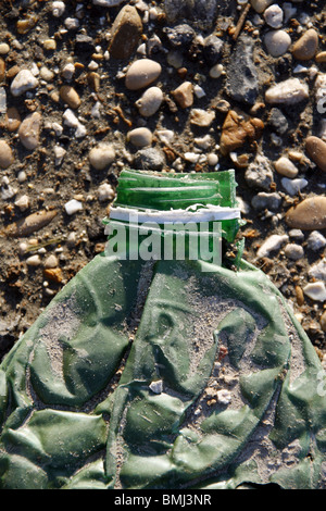 eine zerkleinert alte Plastikflasche Wasser Straße unterwegs Stockfoto