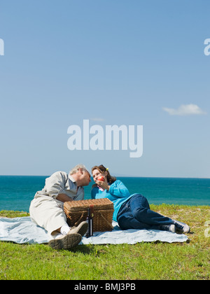 Paar mit Picknick Stockfoto