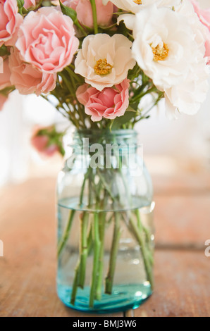 Glas mit Blumen Stockfoto