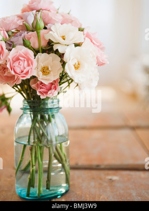 Glas mit Blumen Stockfoto