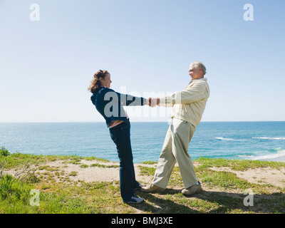 Verspieltes paar am Meer Stockfoto
