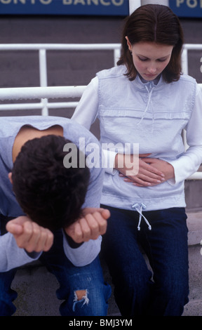 Unglückliche paar finden heraus, dass sie ist schwanger Stockfoto