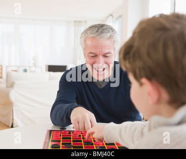 Vater und Sohn spielen Dame Stockfoto