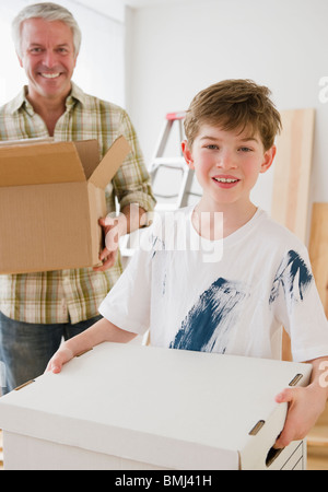 Vater und Sohn tragen Umzugskartons Stockfoto