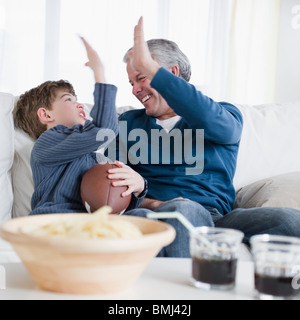 Vater und Sohn gerade Fußball-Spiel Stockfoto