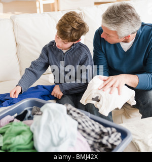 Vater und Sohn Wäsche Falten Stockfoto