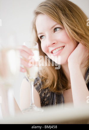Frau trinkt Champagner Stockfoto