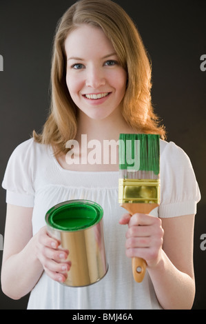 Frau Holding grüne Farbe Stockfoto
