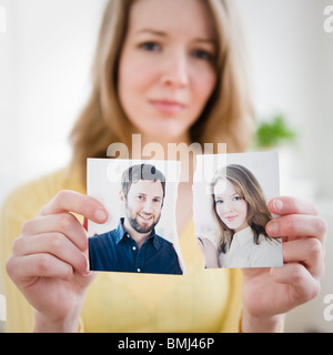 Frau Holding zerrissene Foto Stockfoto