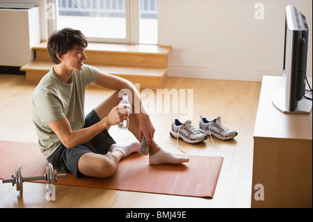 Entspannung nach dem Training junger Mann Stockfoto