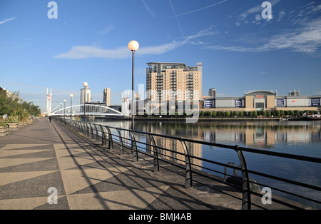 Blick entlang der Uferstraße von Salford Quays gegenüber der Millennium-Steg und der Lowry Outlet Mall. Stockfoto