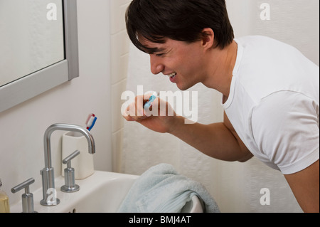 Mann, seine Zähne zu putzen Stockfoto