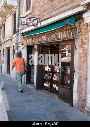 Vini al Bottegon Wein Bar Venedig Italien. Es gilt als einer der besten Plätze in Venedig, ein Ciccette zu greifen und Glas Vino. Stockfoto