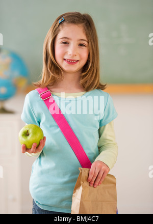 Schüler im Klassenzimmer mit Mittagessen Stockfoto