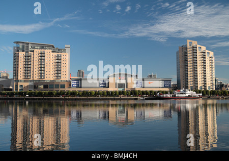 Der Lowry Outlet Mall auf einem hellen Sommern Morgen, Werften in Salford, Manchester, UK. Stockfoto