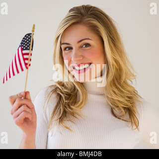 Junge Frau Holding amerikanische Flagge Stockfoto