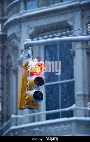 Ampel im Schnee Stockfoto