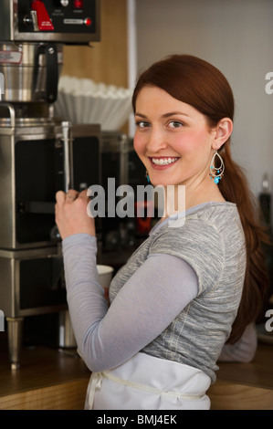 Frau, die Zubereitung von Kaffee in Coffee-shop Stockfoto