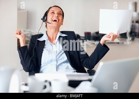 Geschäftsfrau lachen während des Tragens Kopfhörer Stockfoto