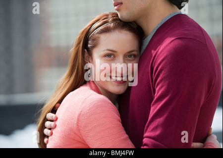 Mann und Frau umarmen Stockfoto
