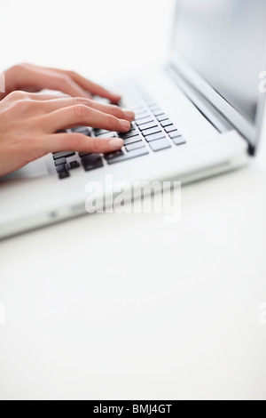 Fingern auf der Tastatur tippen Stockfoto